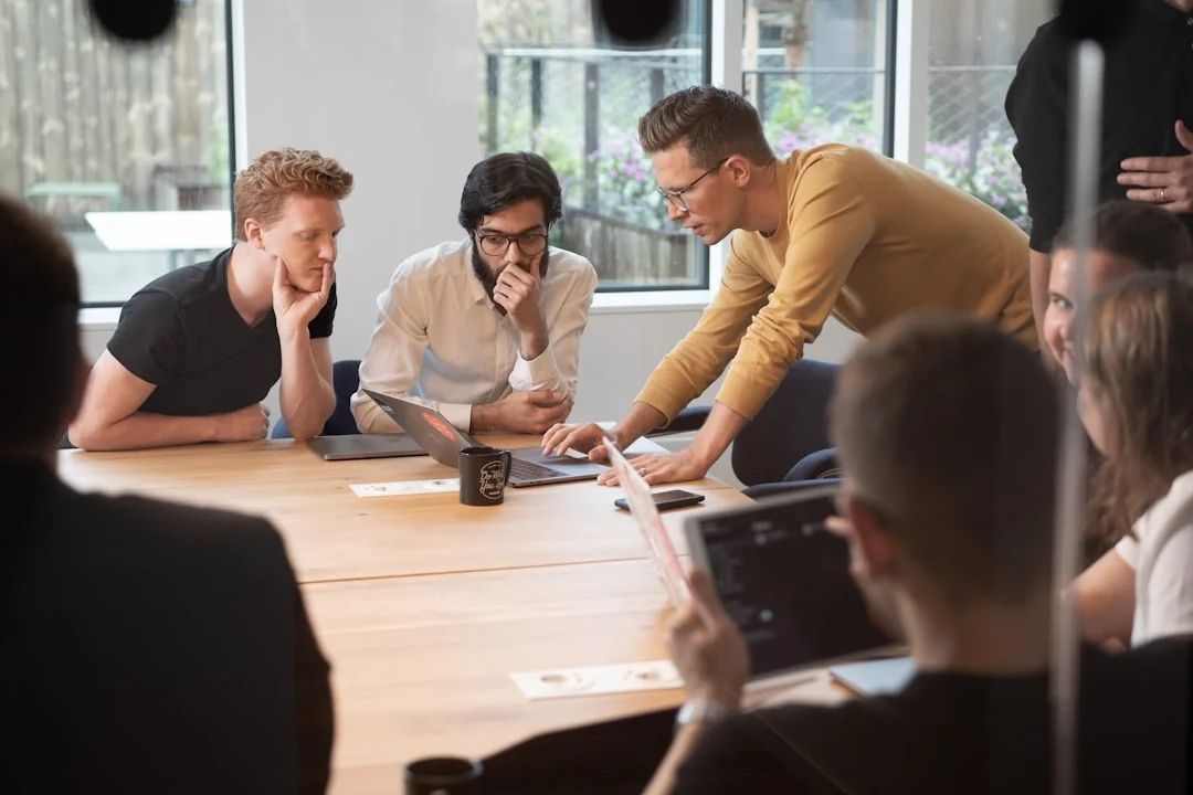 Smartphone affichant le logo LinkedIn avec un clavier et un grand logo en arrière-plan, thème professionnel.
